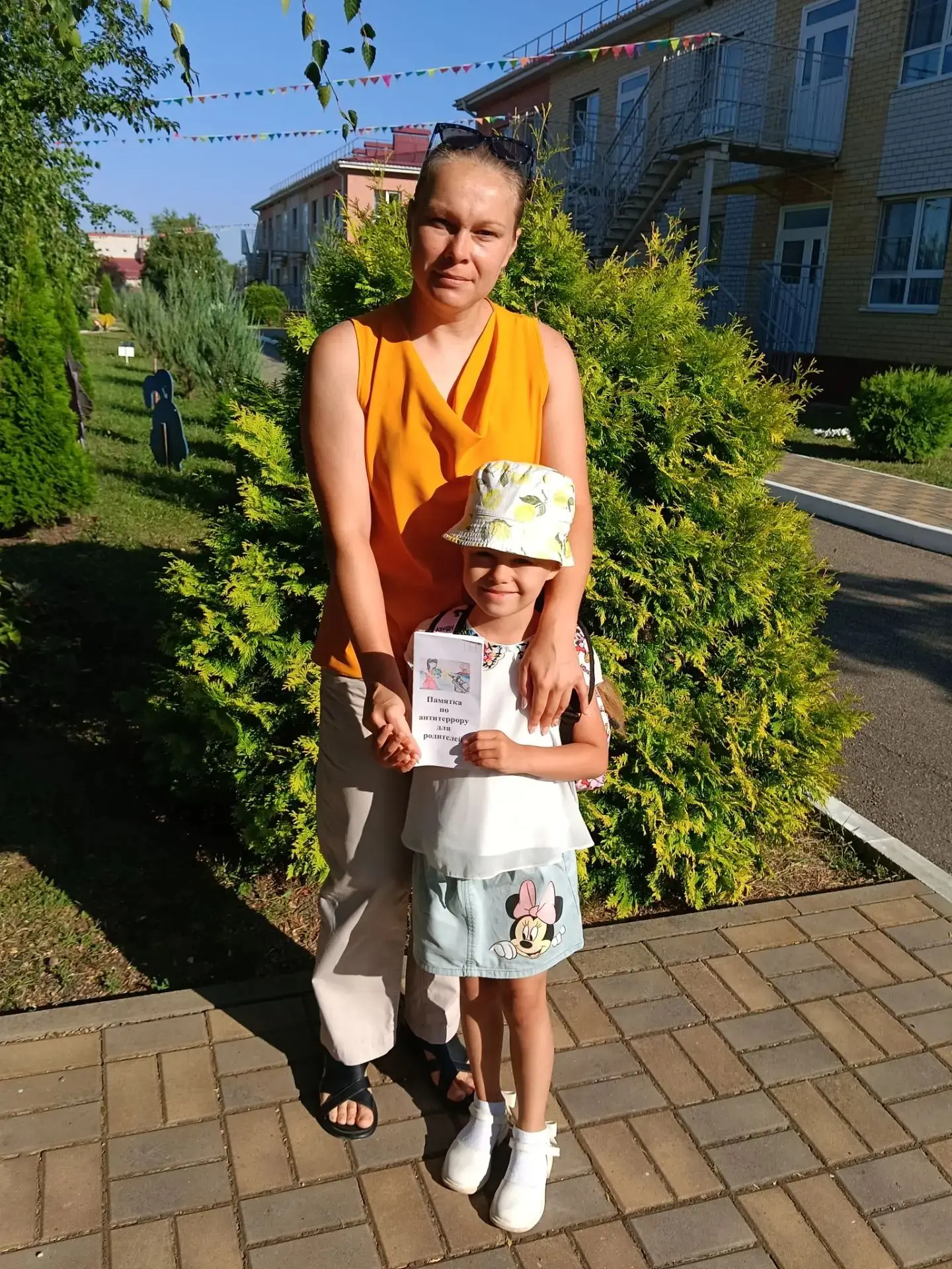 Родителям детей группы "Росинка"сегодня были розданы памятки по антитеррористической бе...