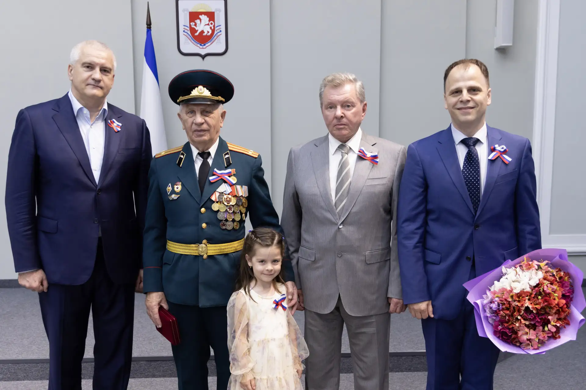 В преддверии главного государственного праздника, Дня России, вручил награды тем, кто в это непросто