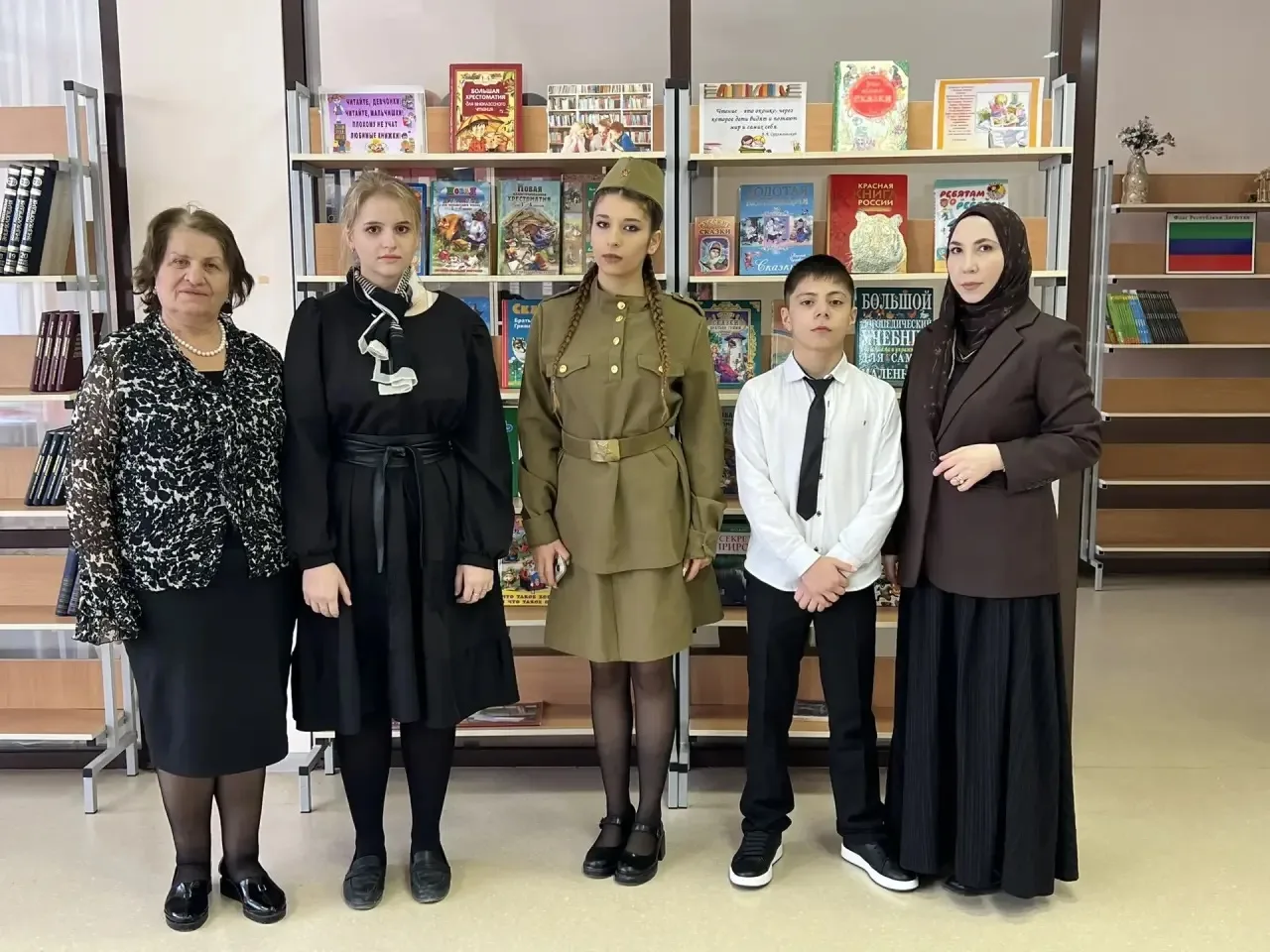 Учащиеся МАОУ КЦО Школа-15 им.Героя РФ В.Г.Казанцева "  Скрыпник Дарья, ученица 11 класса, Умаханова