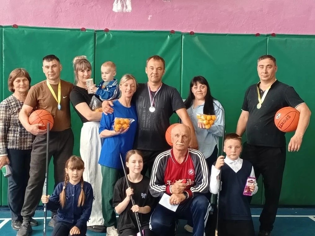 🫶В честь Международного дня семьи 19 мая в спортивном зале Холмогойской СОШ состоялись...