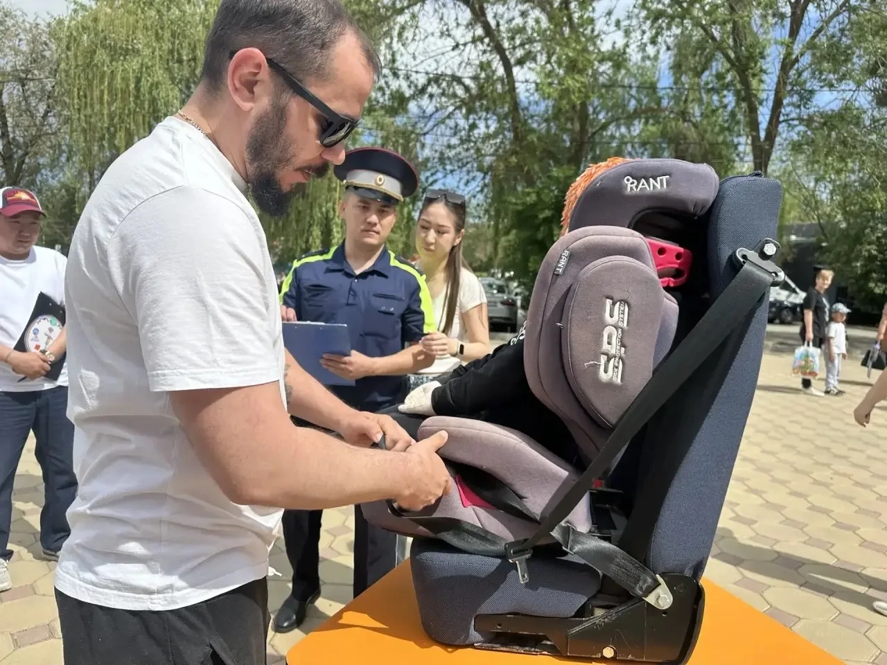 В Элисте прошла акция по безопасности дорожного движения «Мама, папа и я – ЮПИДовская семья!» 🛑  🚸 1