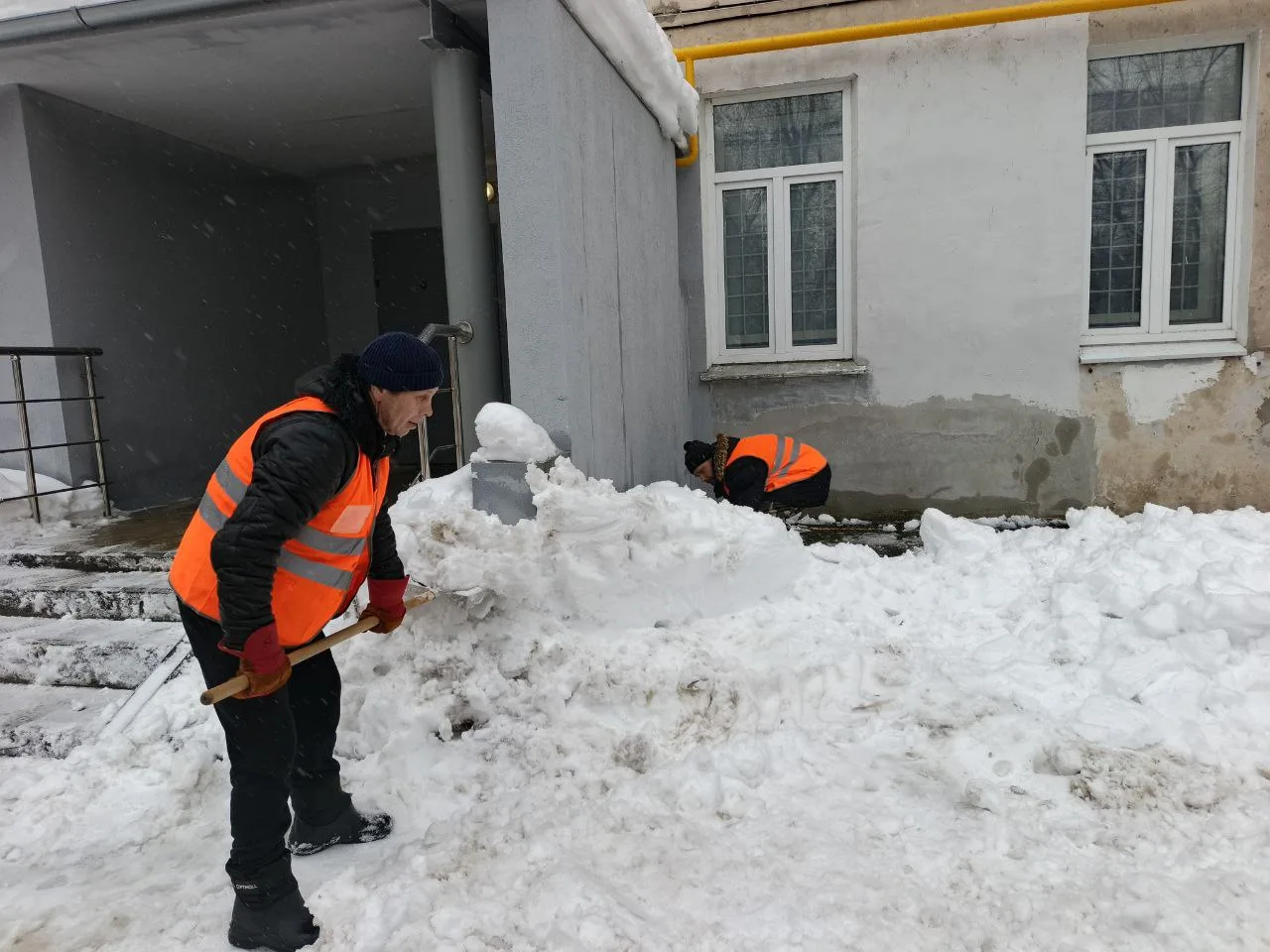 Дворники и спецтехника продолжают работать в усиленном режиме после очередного снегопада. Основные с