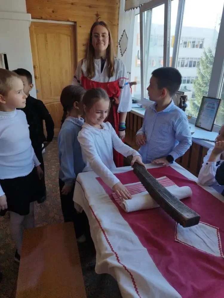 📝🧑‍🏫на этой неделе актив школьного музея МАОУ гимназии 13 проводит экскурсии для учащихся 1 х классо