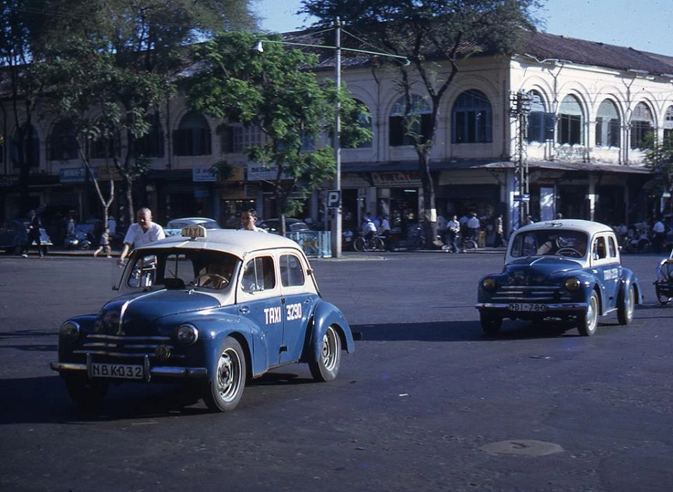 Автомобили Renault 4CV в качестве такси во Вьетнаме. Сайгон (ныне Хошимин), 1962 год
