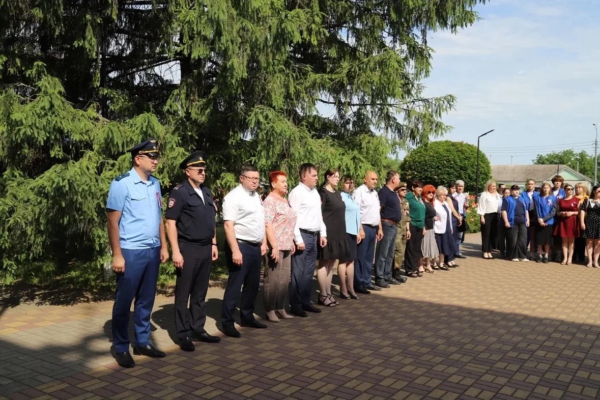 🇷🇺 Символ величия и единства: в Крыловском районе подняли Государственный флаг!

В честь Дня Росси