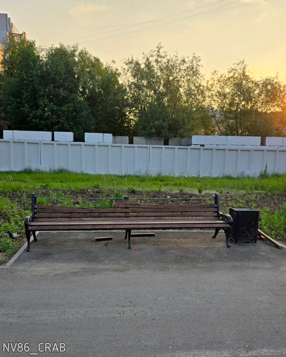 Скамейки у нас долго не живут... их разбирают на дрова🥲