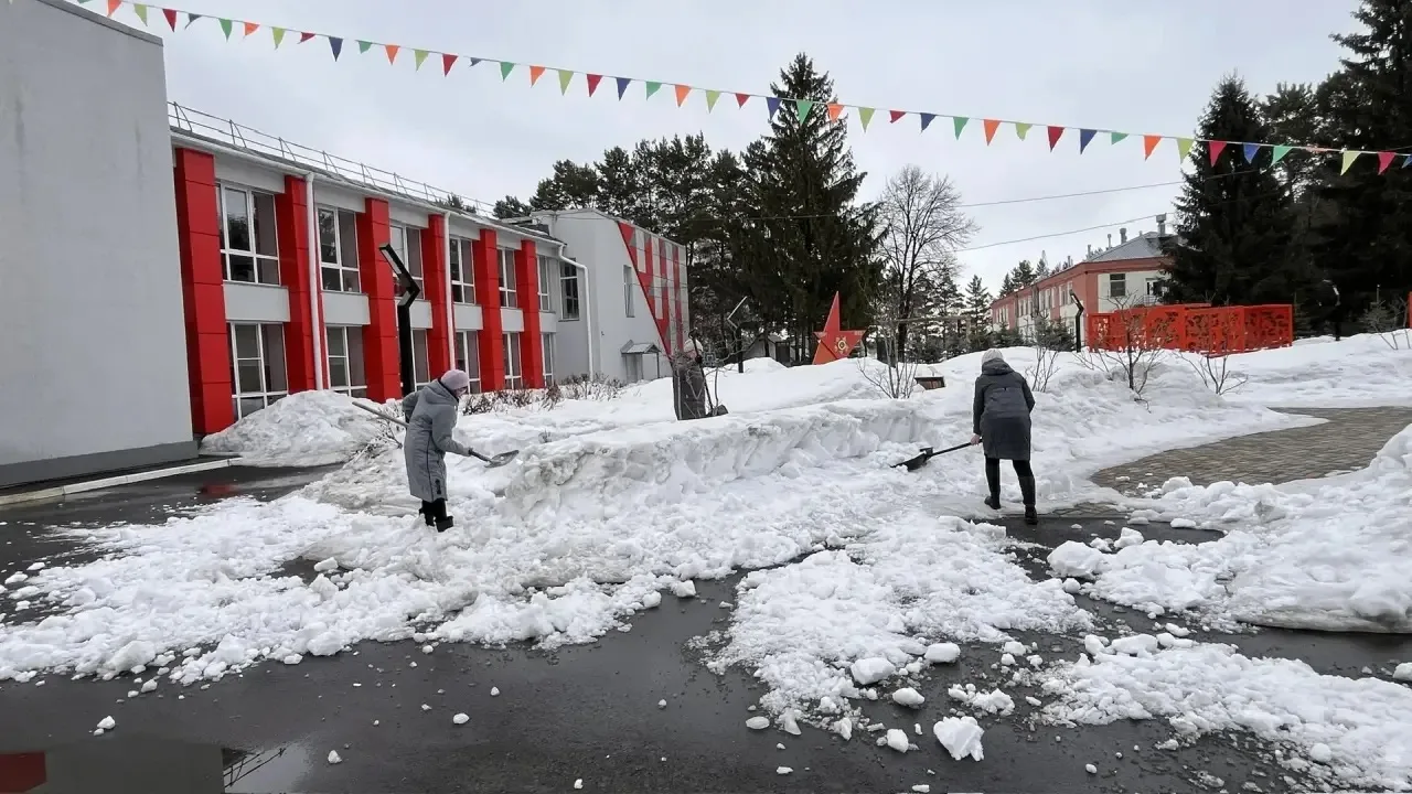 Весна пришла — но снег решил немного задержаться ❄️🙂