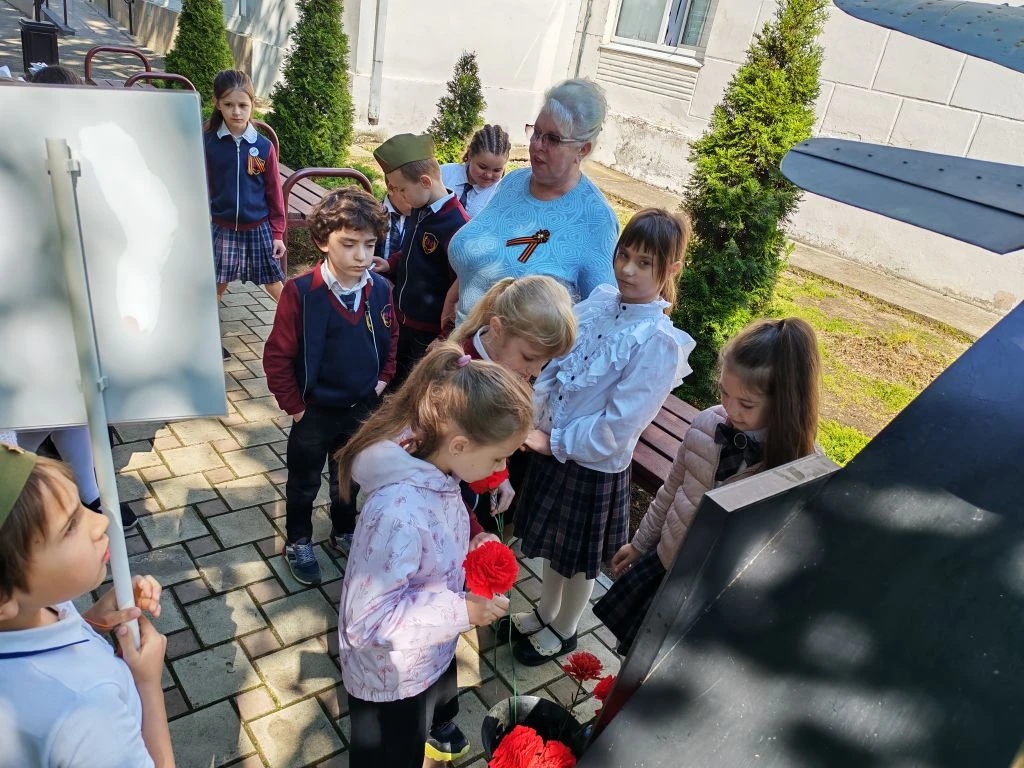 📸 Сегодня для наших первоклассников прошла торжественная линейка, посвящённая Дню Победы и памяти ге