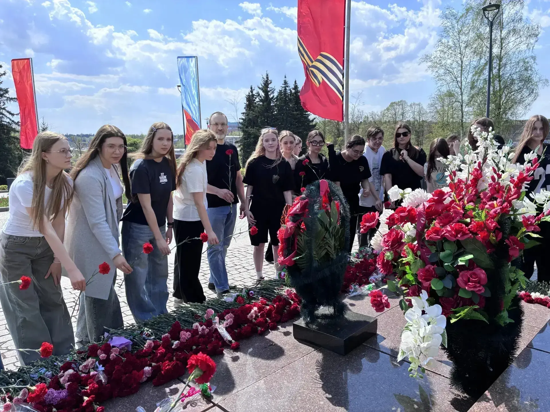 В преддверии праздника студенты МК 7 возложили цветы к братским могилам воинов  🎖 Зеленоград занимае