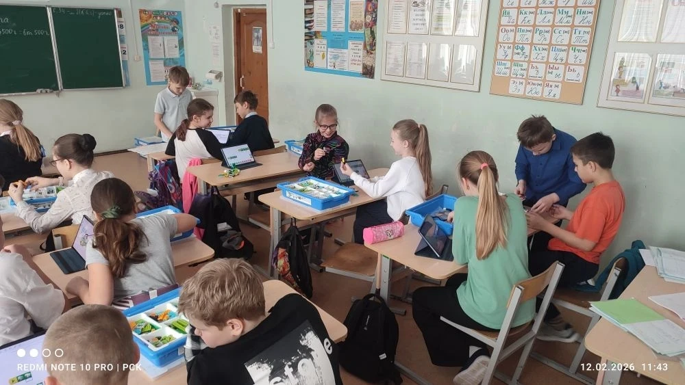 Сегодня в 4 «Б» классе проходил мастер-класс по робототехнике. Ребята исследовали метаморфоз лягушки