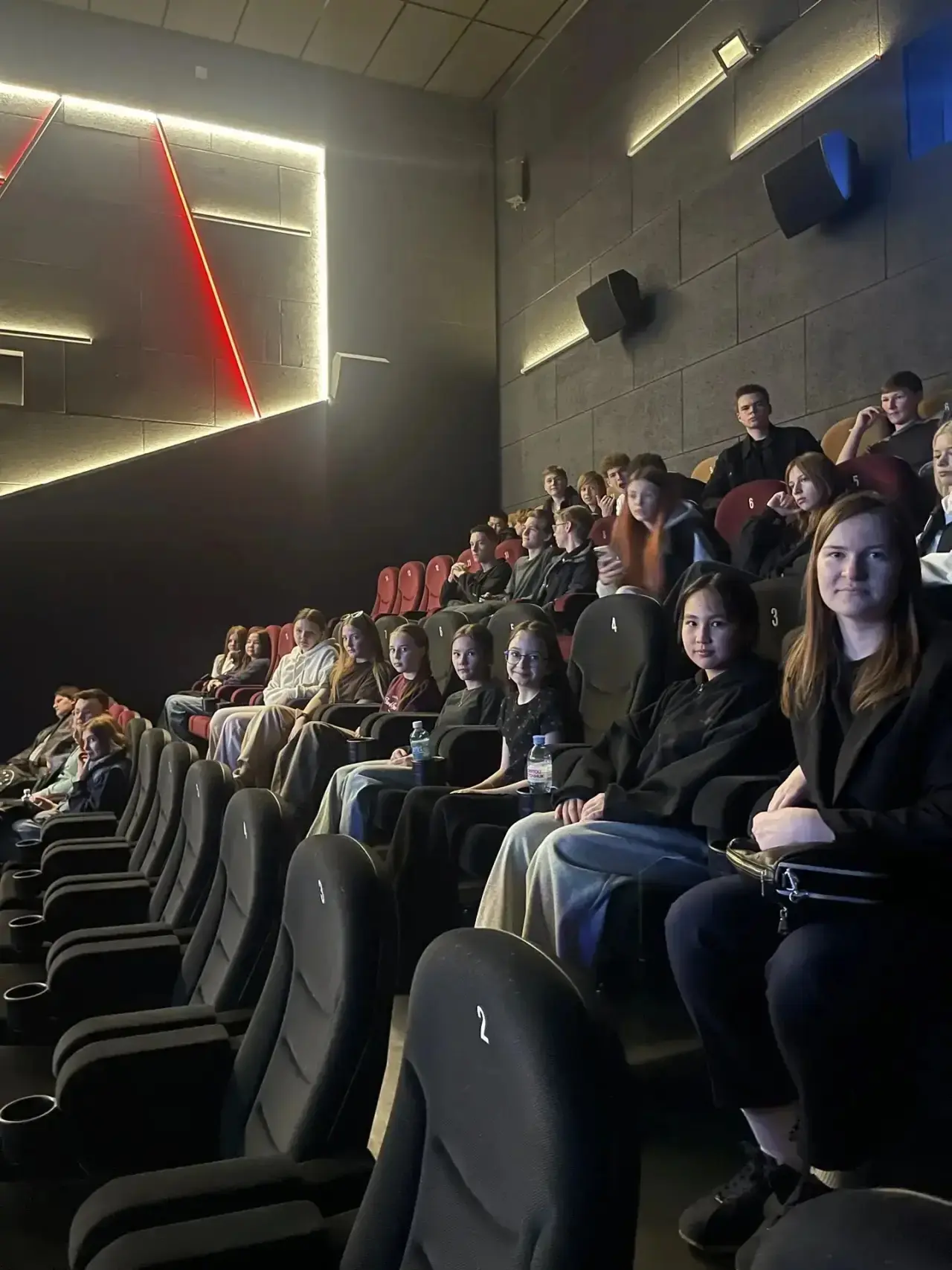 🎬 Ученическое самоуправление на кинопоказе от Российского общества «Знание»!  Сегодня наши лидеры уч