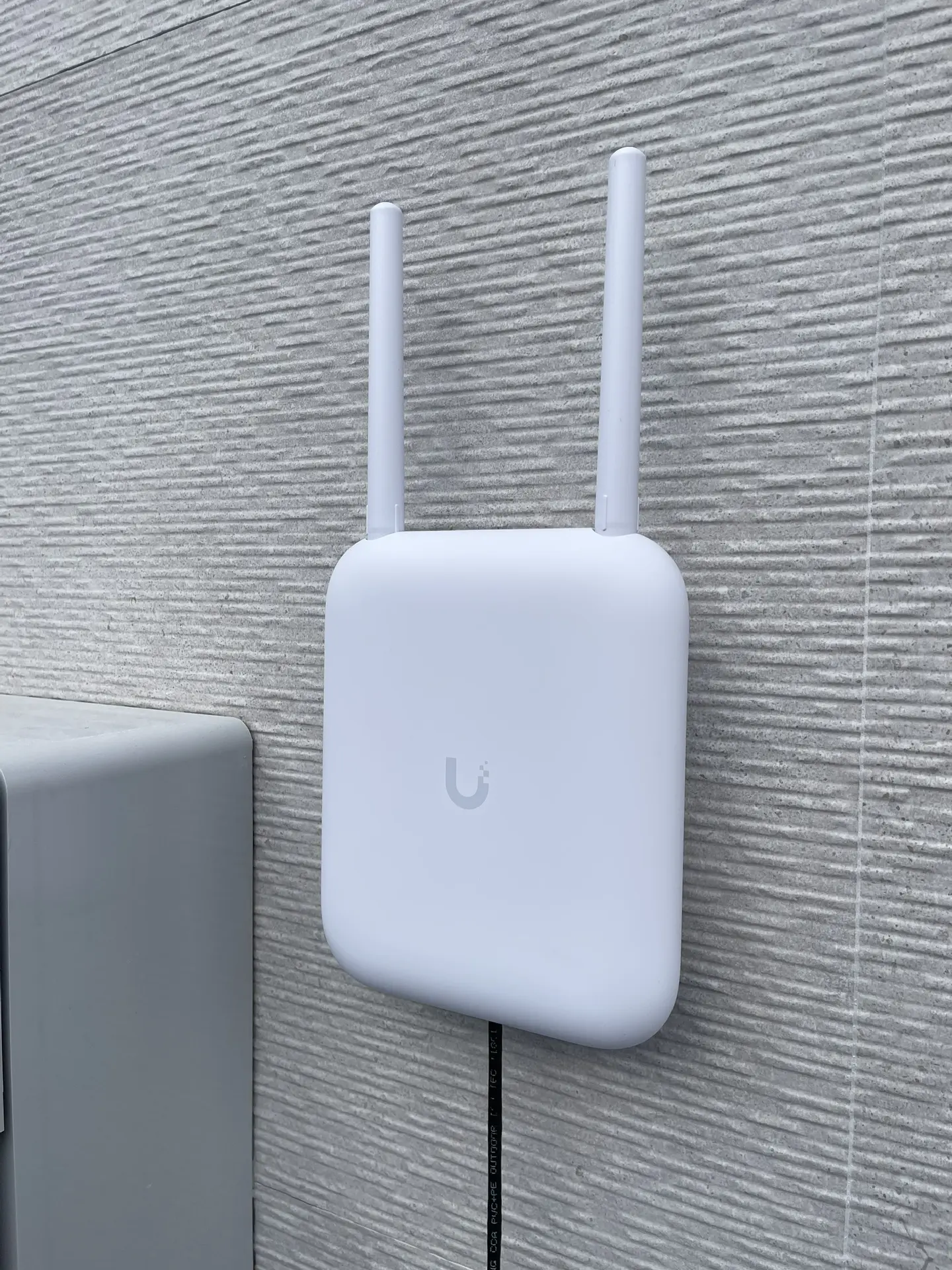 Бесшовное покрытие WiFi на всей территории дома, как снаружи так и внутри. Мы такое умеем, практикуе