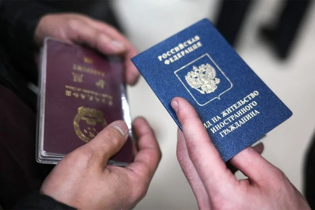 В России значительно вырастут государственные пошлины в сфере миграции. Такой закон при...