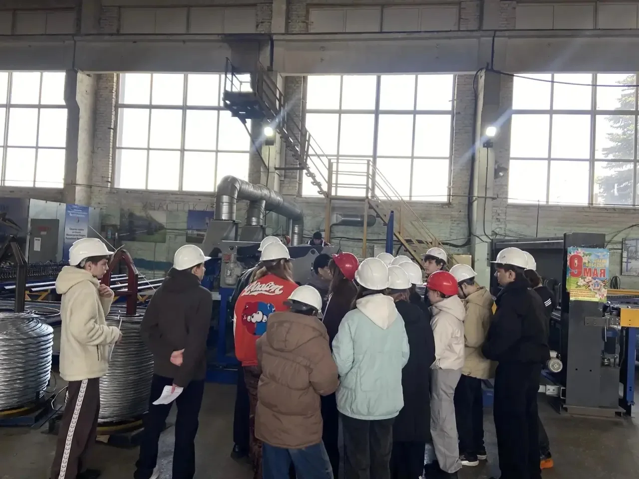 👷‍♂️ 10 апреля обучающиеся 9 "В" класса совершили увлекательную и познавательную экскурсию на одно и