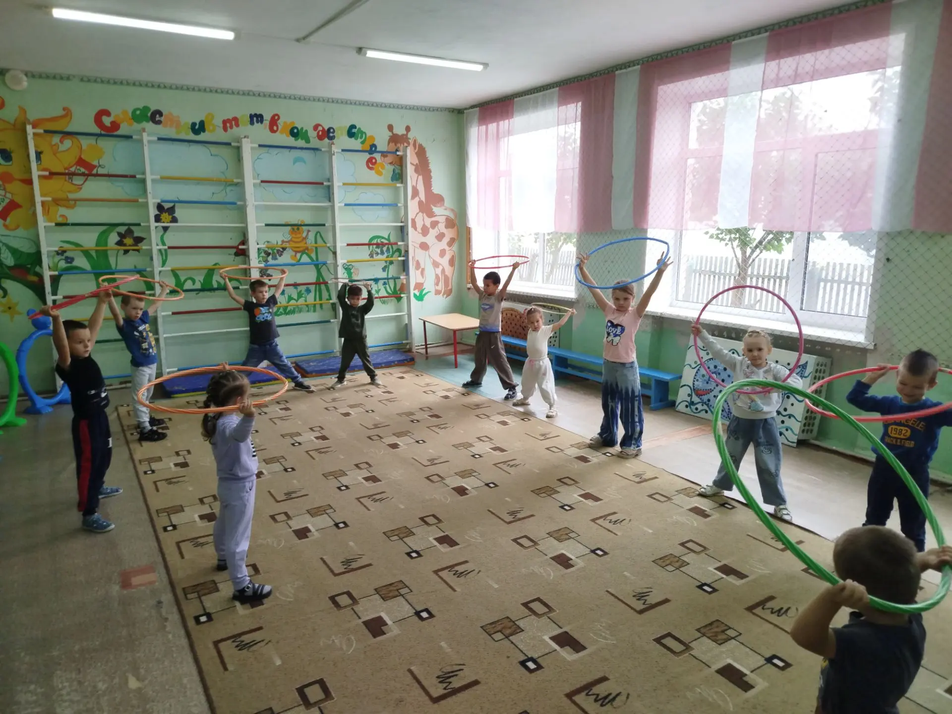 Каждое утро, начинается с зарядки.