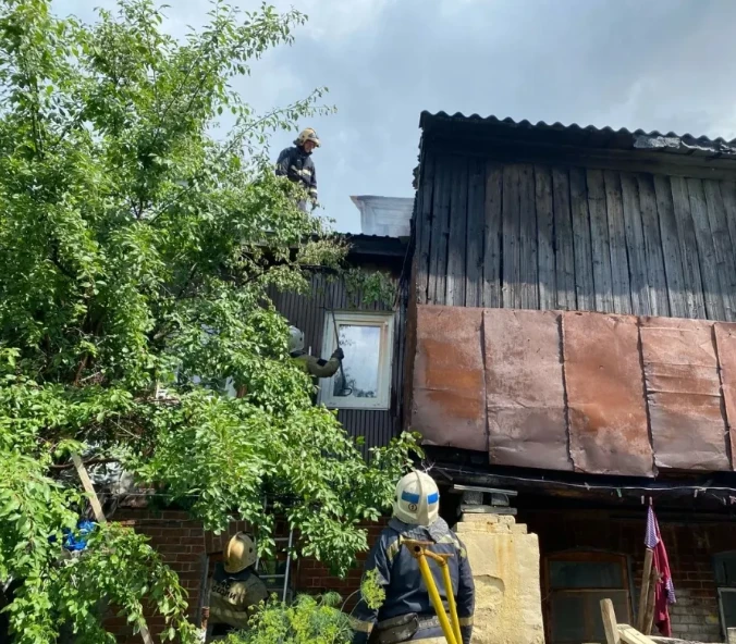 🔥🏚️В Уфе шестерых людей, включая детей, спасли из огня!

Сегодня на улице Салавата огонь охватил к