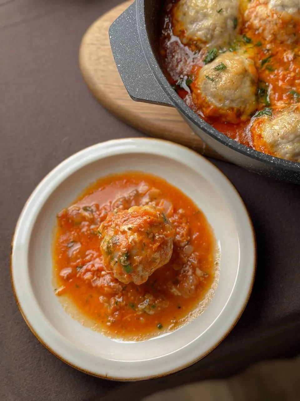Ужин в духовке - мясные шарики в томатном соусе под сыром 🧀
