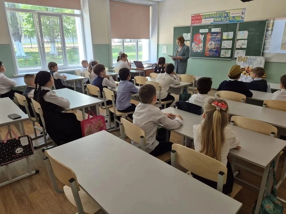 ✨«Нам доверена память»: в 1 «Б» классе МБОУ СОШ №4 г. Грязи /кл. рук. Шкатова Н.С./ 8 мая 2026г прош
