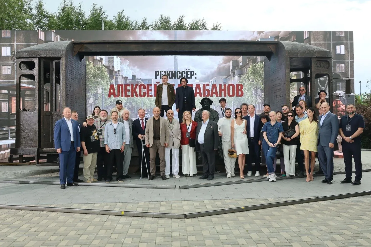 🎥 Открыли памятник легендарному режиссёру Алексею Балабанову в Екатеринбурге — в его родном городе,