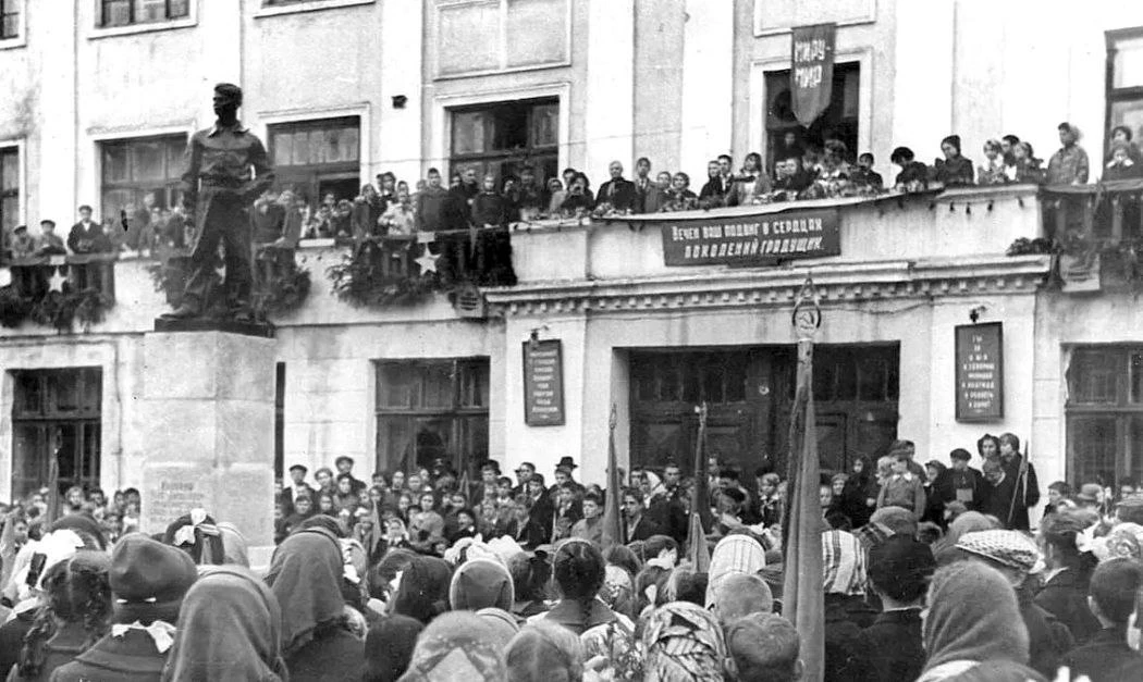 Открытие памятника Олегу Кошевому у школы №8. 1963 год