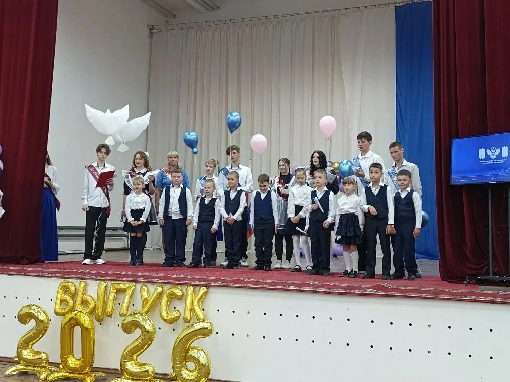 Последний звонок… Волнение в глазах, белые банты, букеты цветов и звон колокольчика — всё это  было 