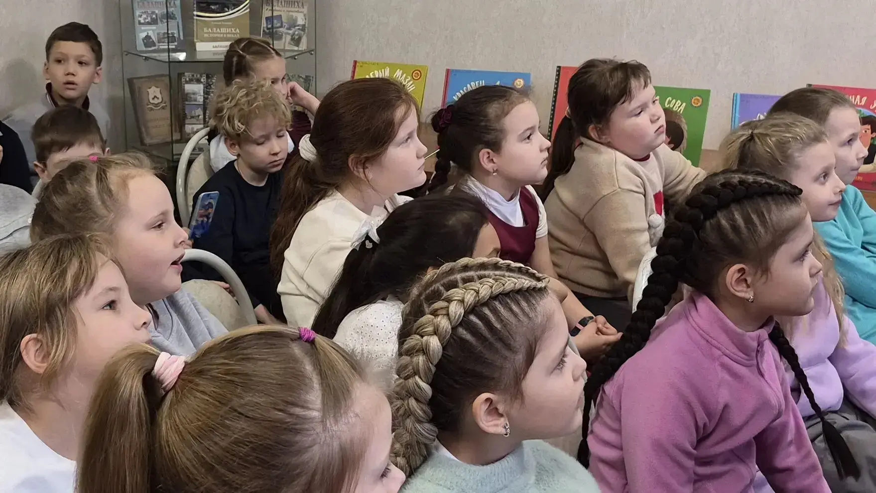 Учащиеся 1И класса отправились в библиотеку на мероприятие — «Народы России». Встреча была посвящена