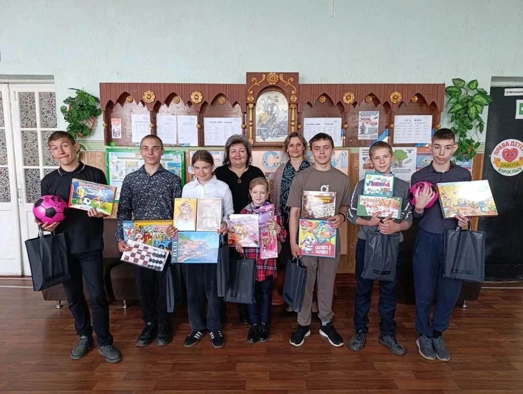 Сердца, полные тепла: Поздравление и подарки для воспитанников Кленовой школы-интернат🌿