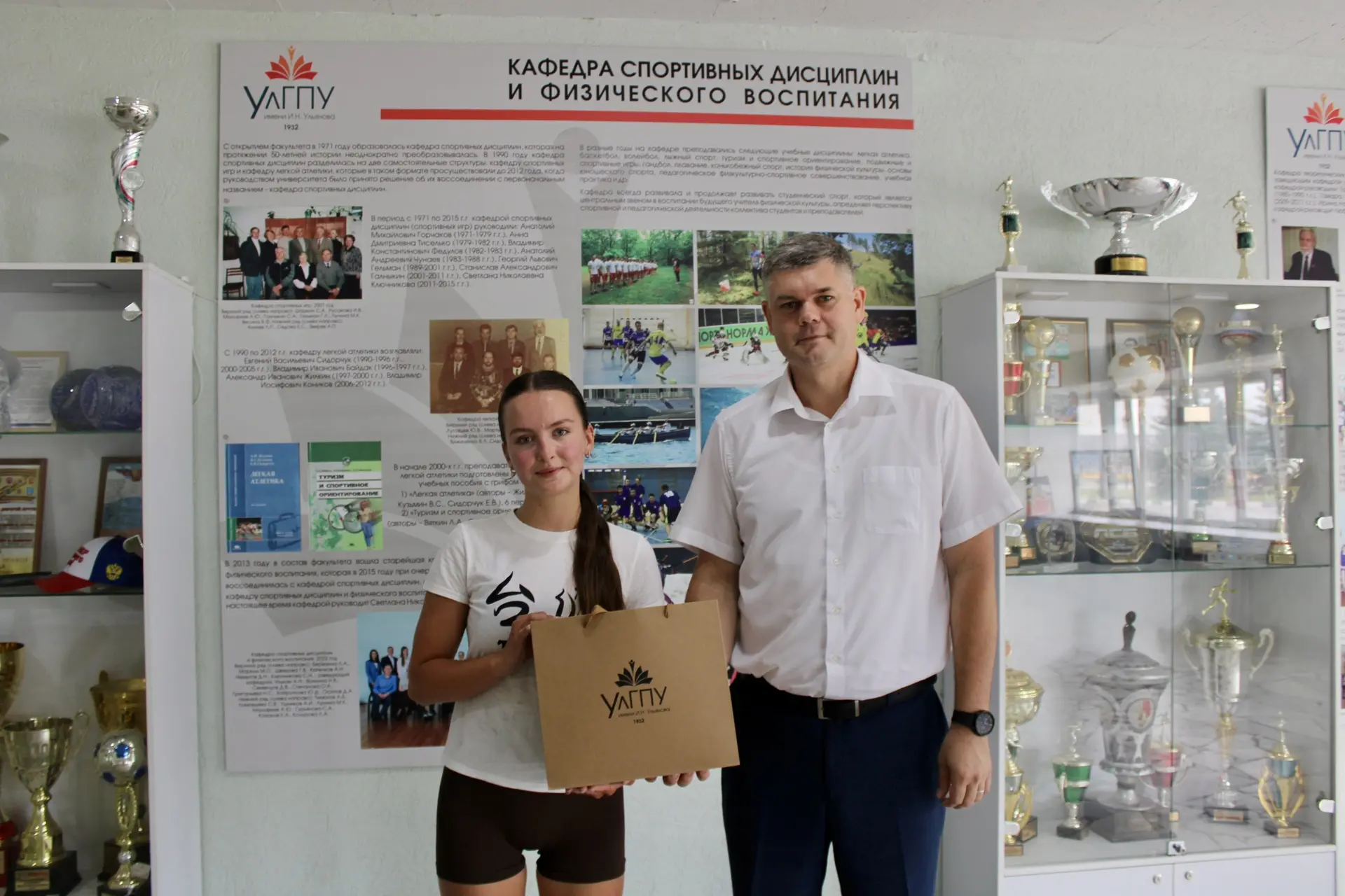 🎉 12 000-й абитуриент УлГПУ!

Сегодня в приёмной комиссии зарегистрирован 12 000-й абитуриент — Пол