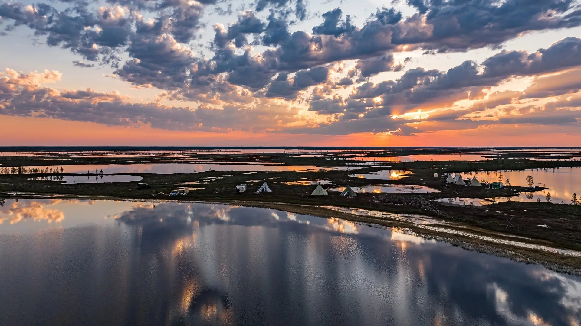 Команда губернатора опубликовала фотки из Пуровской тундры, откуда Дмитрий Артюхов верн...