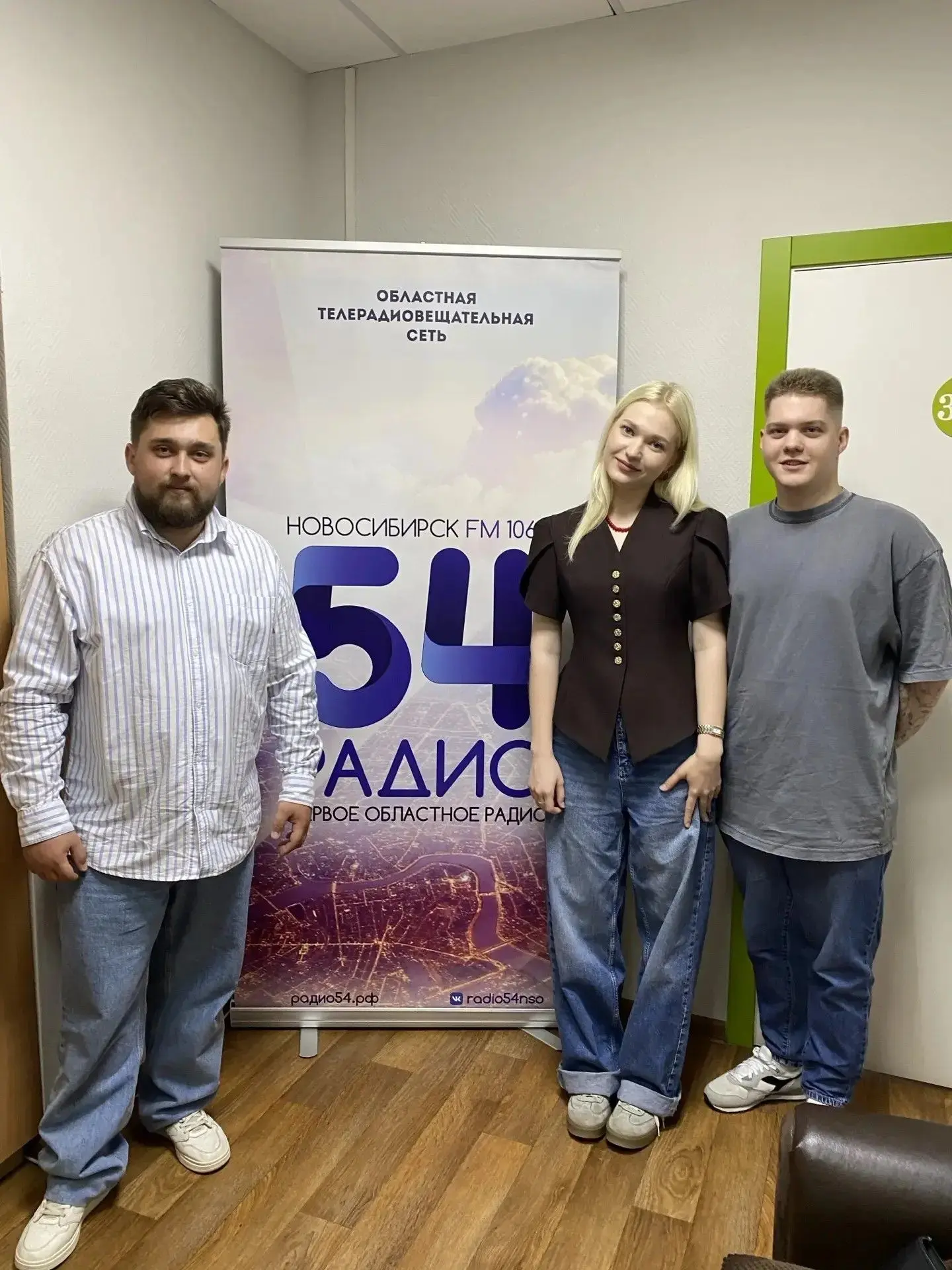 Сегодня в прямом эфире на Радио 54 поёт студентка-выпускница отделения НПИ Софья Сенькова! 

Аккомпа