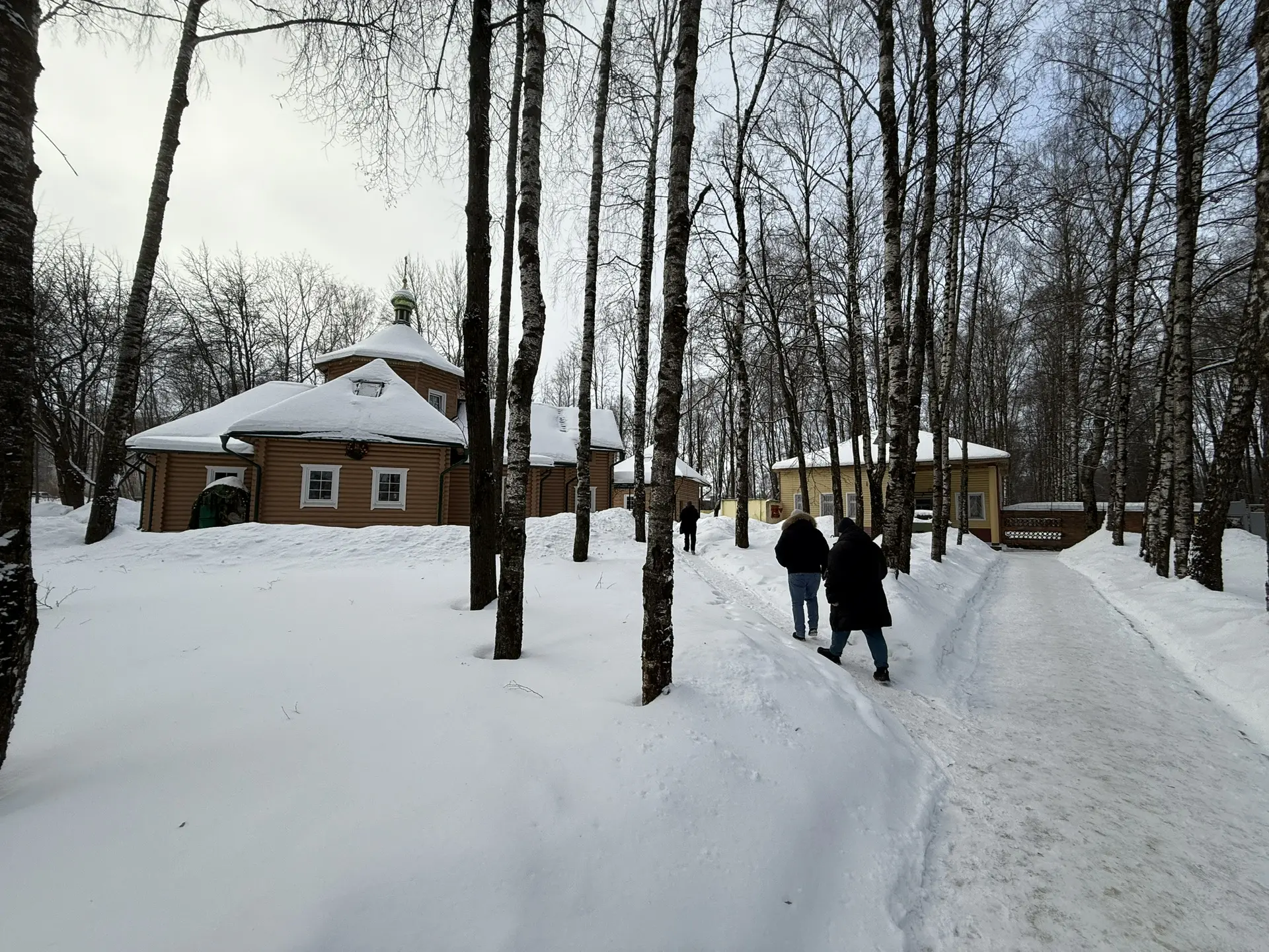На территории у храма в честь святителя Спиридона Тримифунтского на улице Николаева постоянно ведутс