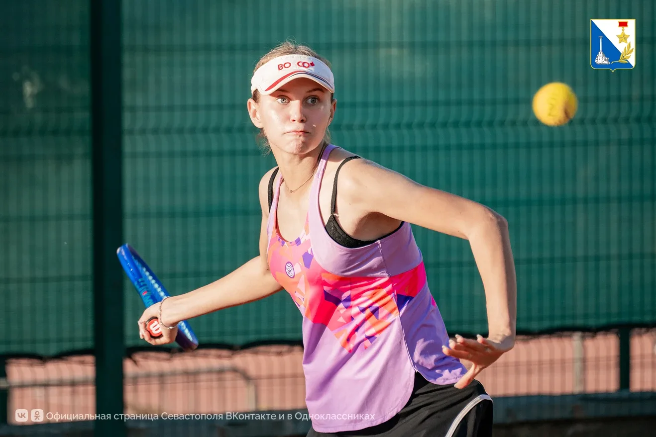 🎾 На кортах стадиона 200-летия Севастополя проходит чемпионат города по теннису.