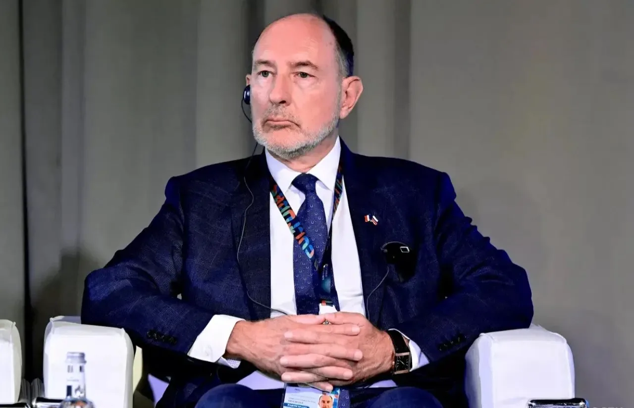 Внук де Голля Пьер заявил, что хочет видеть в следующем президенте Франции качества Пут...