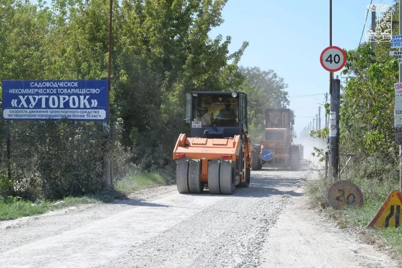 В Славянске-на-Кубани продолжают приводить в порядок гравийные дороги.