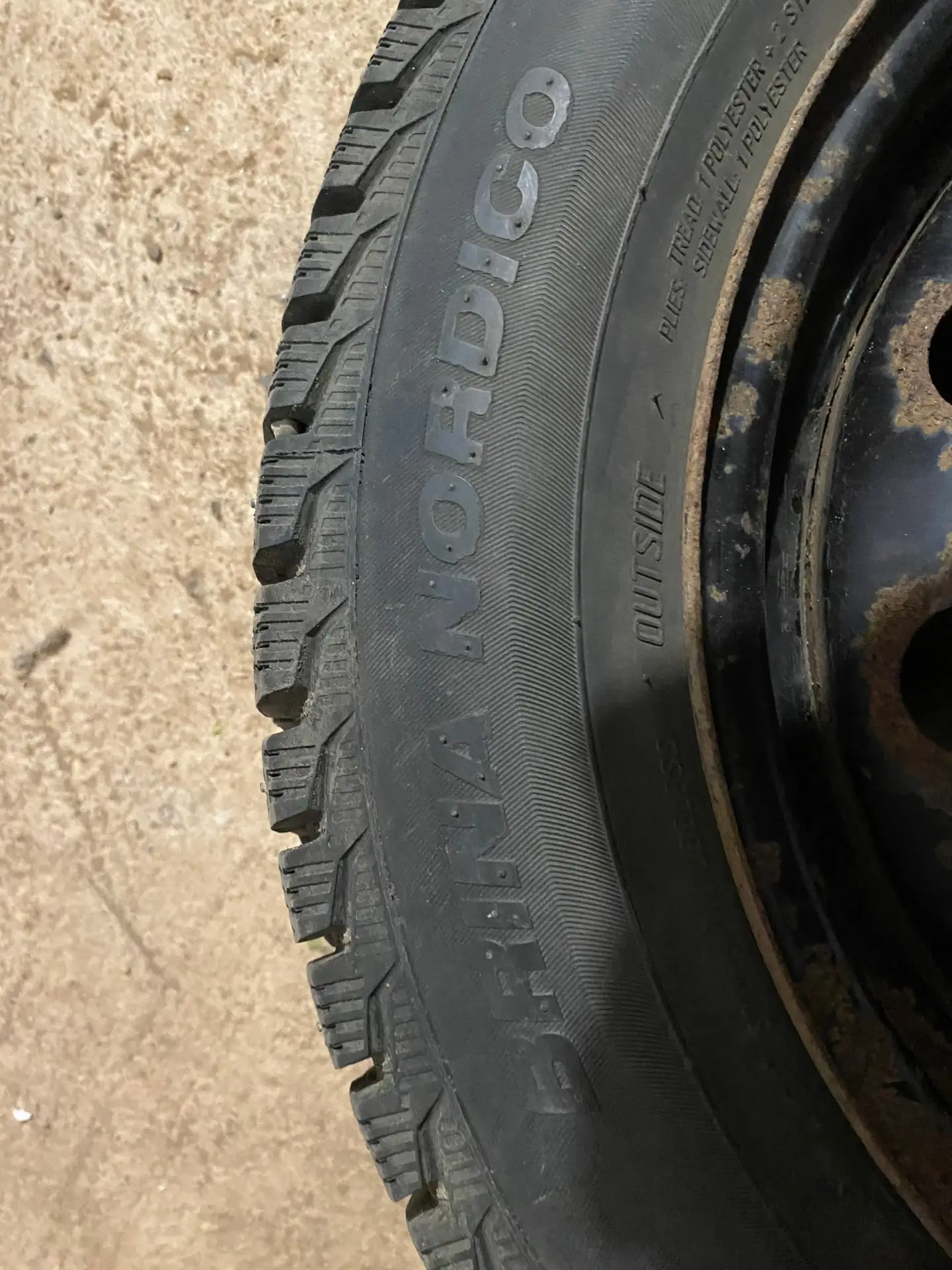 Продам зимнюю резину Viatti Brina V-521 165/85 R15 на штампованных дисках ЕТ48; DIA 54,...