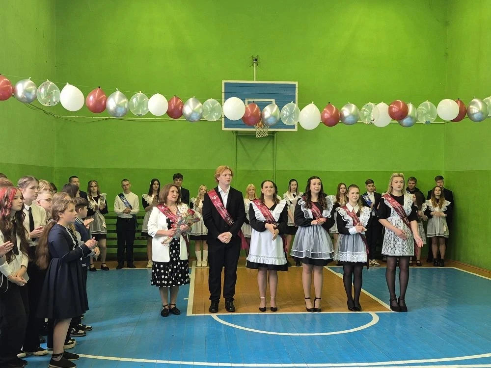 🔔 Сегодня в нашей школе состоялась торжественная линейка, посвящённая празднику Послед...
