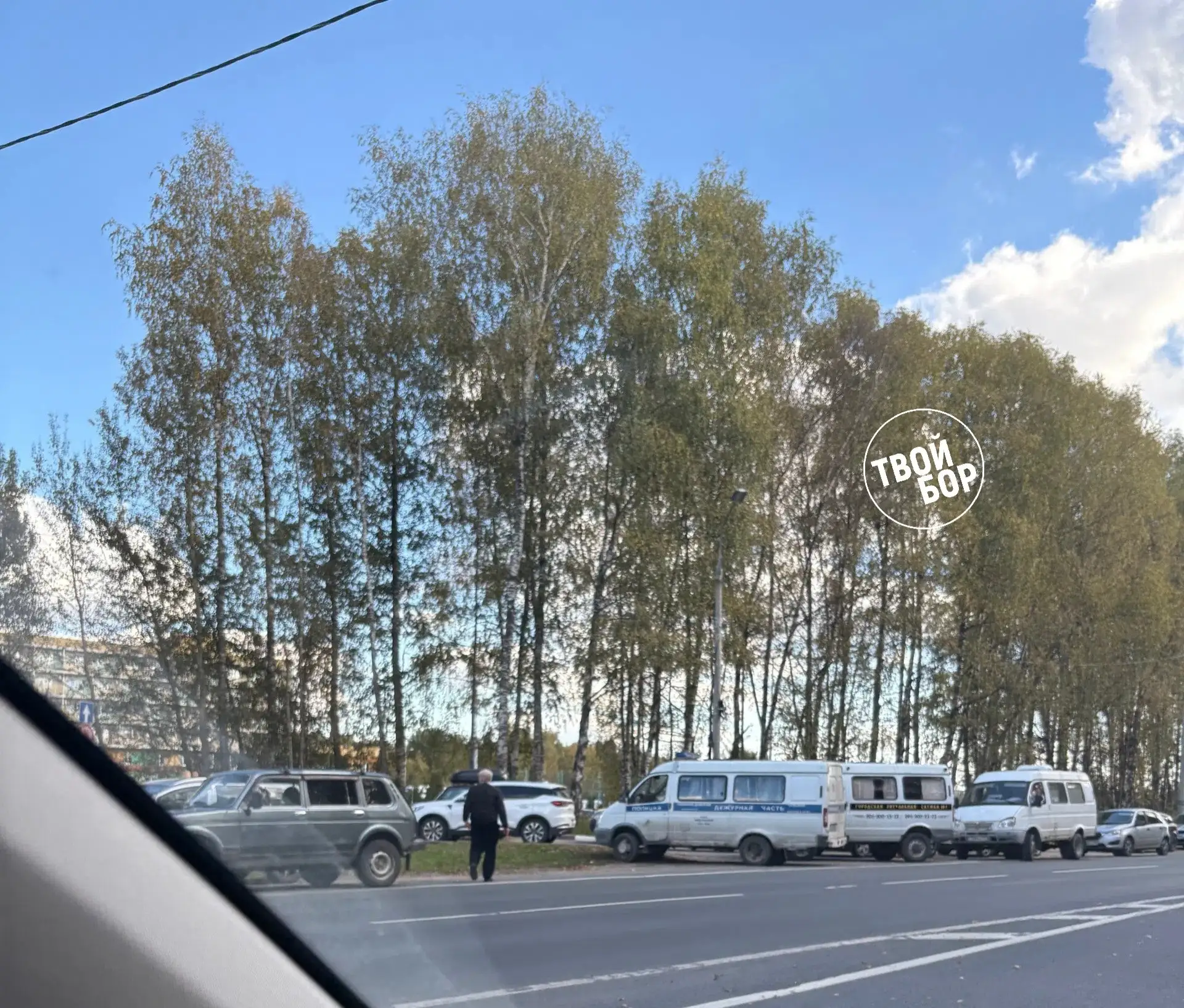 На заправке произошло ЧП? В очереди стоят полиция и ритуалка.