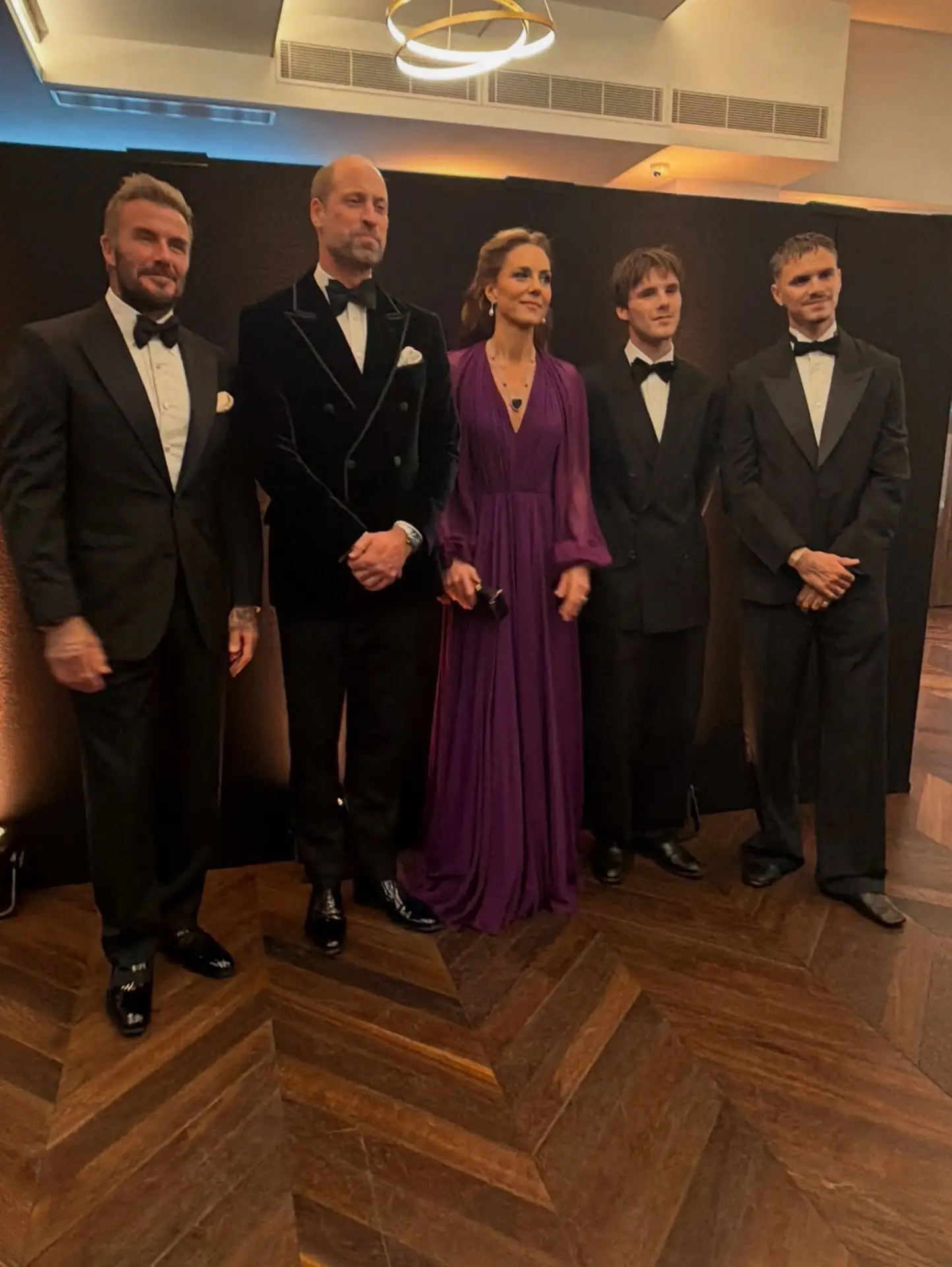 Принц и принцесса Уэльские сфотографировались с Дэвидом Бекхэмом и его сыновьями Ромео ...