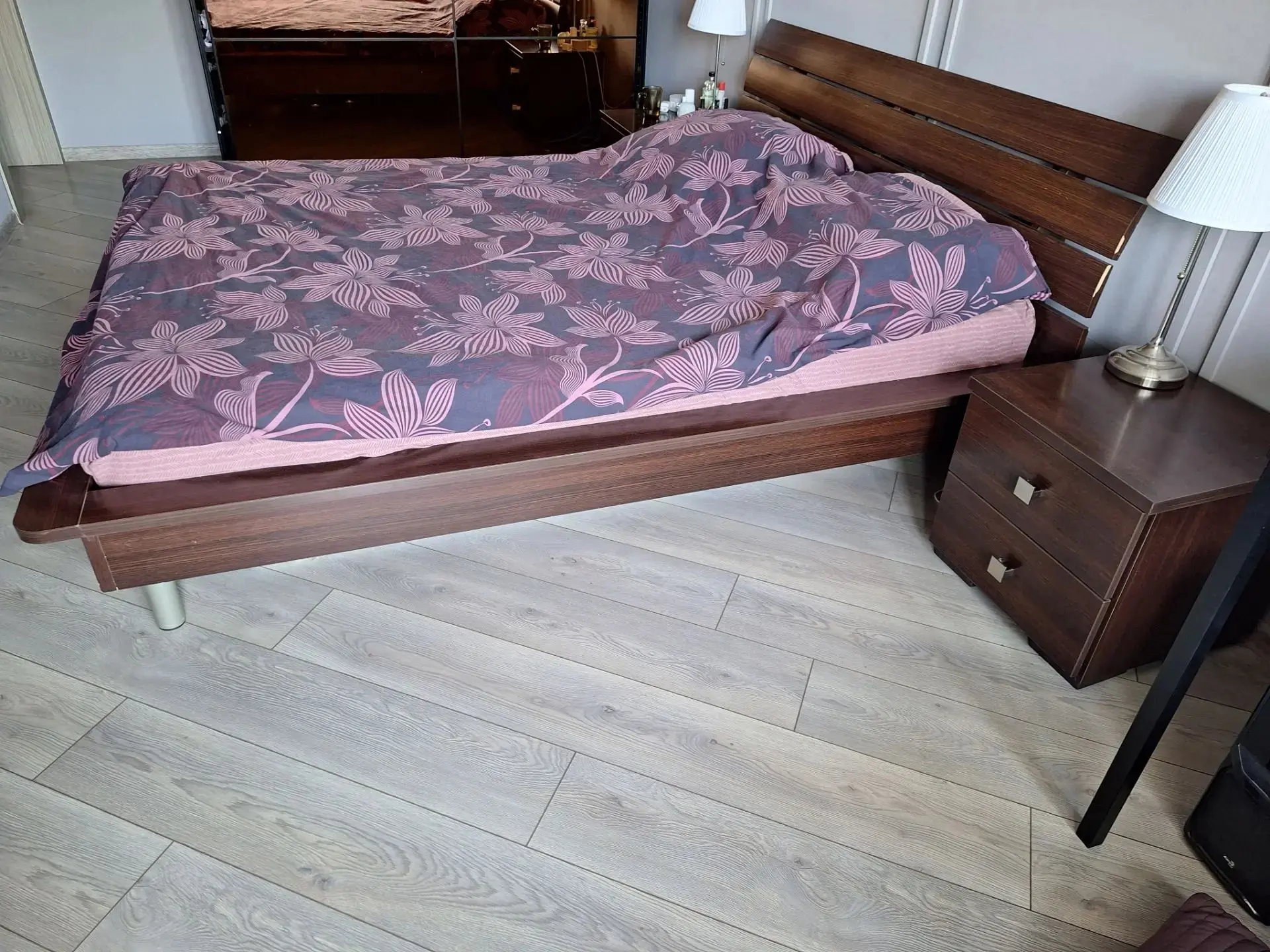 Продаётся кровать 160×200(ф-ка Шатура) с матрасом(пруж.блок) и 2 тумбочки.Цена 6.000р