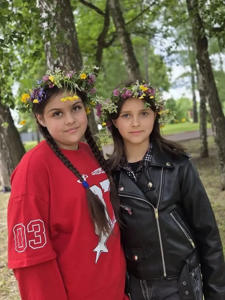 🌼✨ Волшебные венки в школьном лагере! ✨🌼

Сегодня у нас был по‑настоящему волшебный день: ребята у