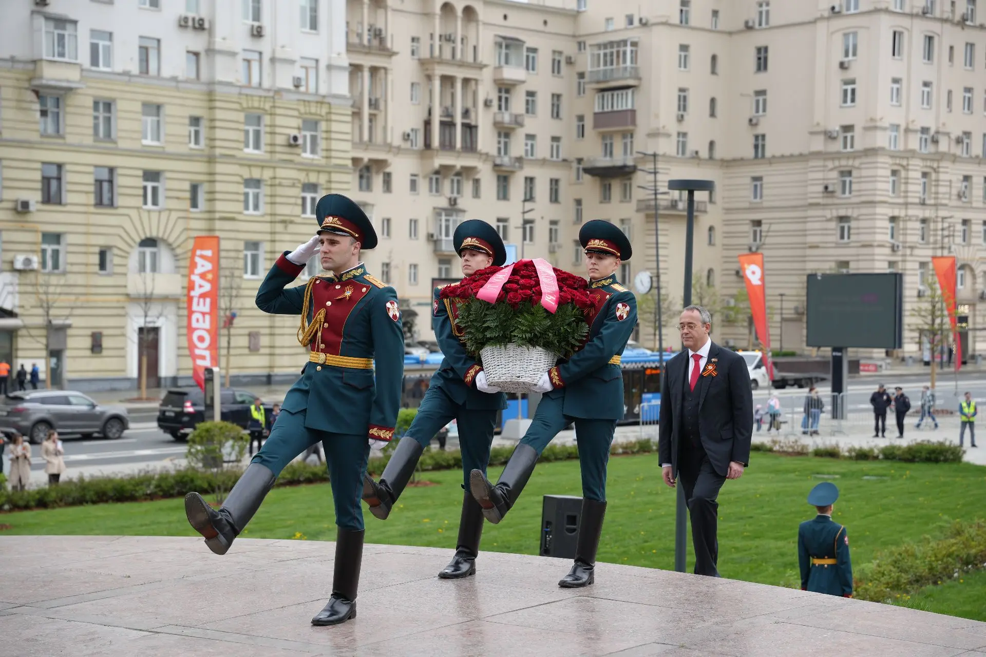 В Дорогомилово почтили память героев: торжественная церемония у обелиска «Москва – город-герой»  🇷🇺8