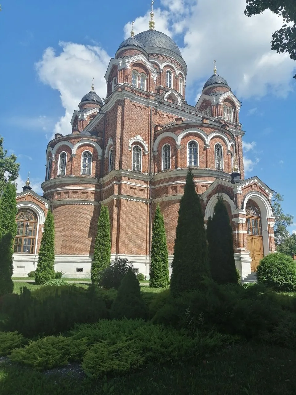 Спасо-Бородинский монастырь в Подмосковье называют обителью памяти и любви. Он возник на месте Бород