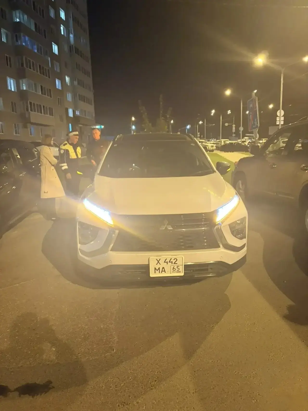 В Южно-Сахалинске ищут водителя Toyota C-HR - он стукнул иномарку в ЖК "Аралия" и скрылся