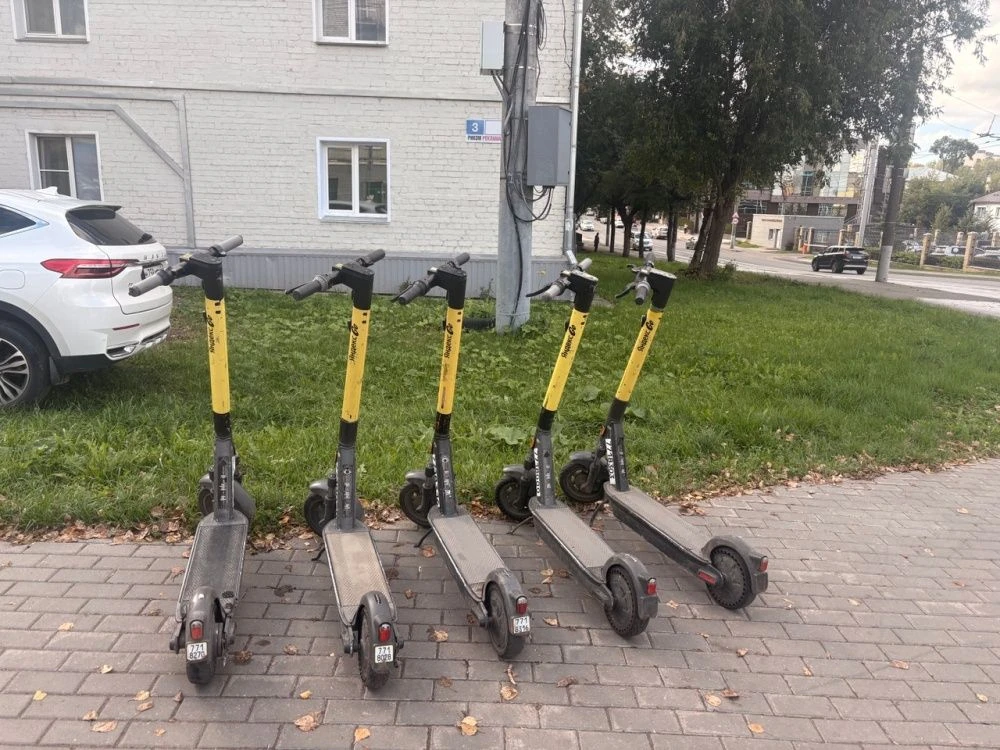 В Кирове на пересечении улиц Ленина и Профсоюзной выявили незаконно размещённые электро...