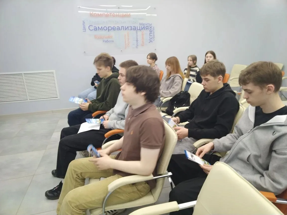 🚻 17 апреля 11 класс ЦО гимназия № 8 им. Л. М. Марасиновой посетил центр занятости.   Сначала специа