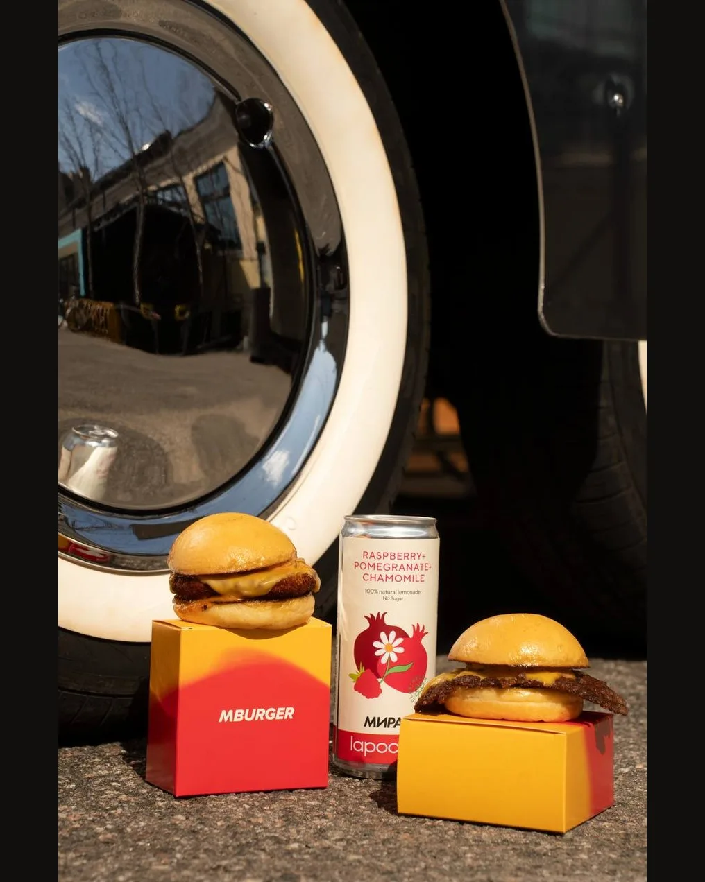 Зеркальный стритфуд-бокс Mburger от команды сети кинотеатров «Мираж» появился во дворе Василеостровс