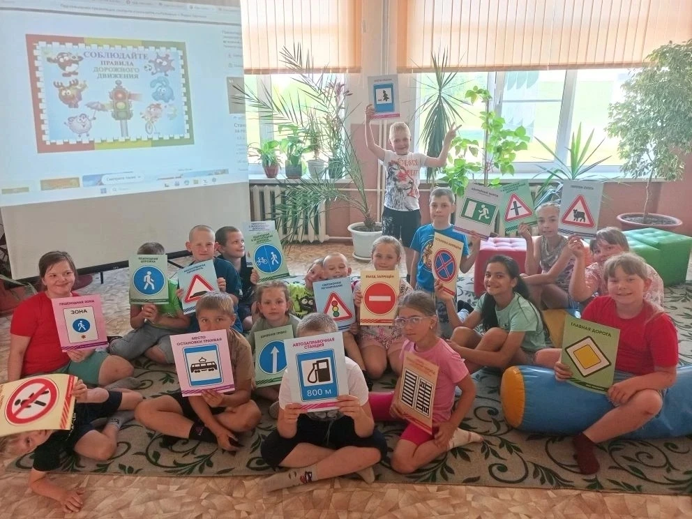В нашем пришкольном лагере сегодня прошёл день посвящённый правилам дорожного движения....