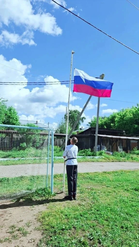 В День Государственного флага по всей стране проходят торжественные церемонии поднятия ...