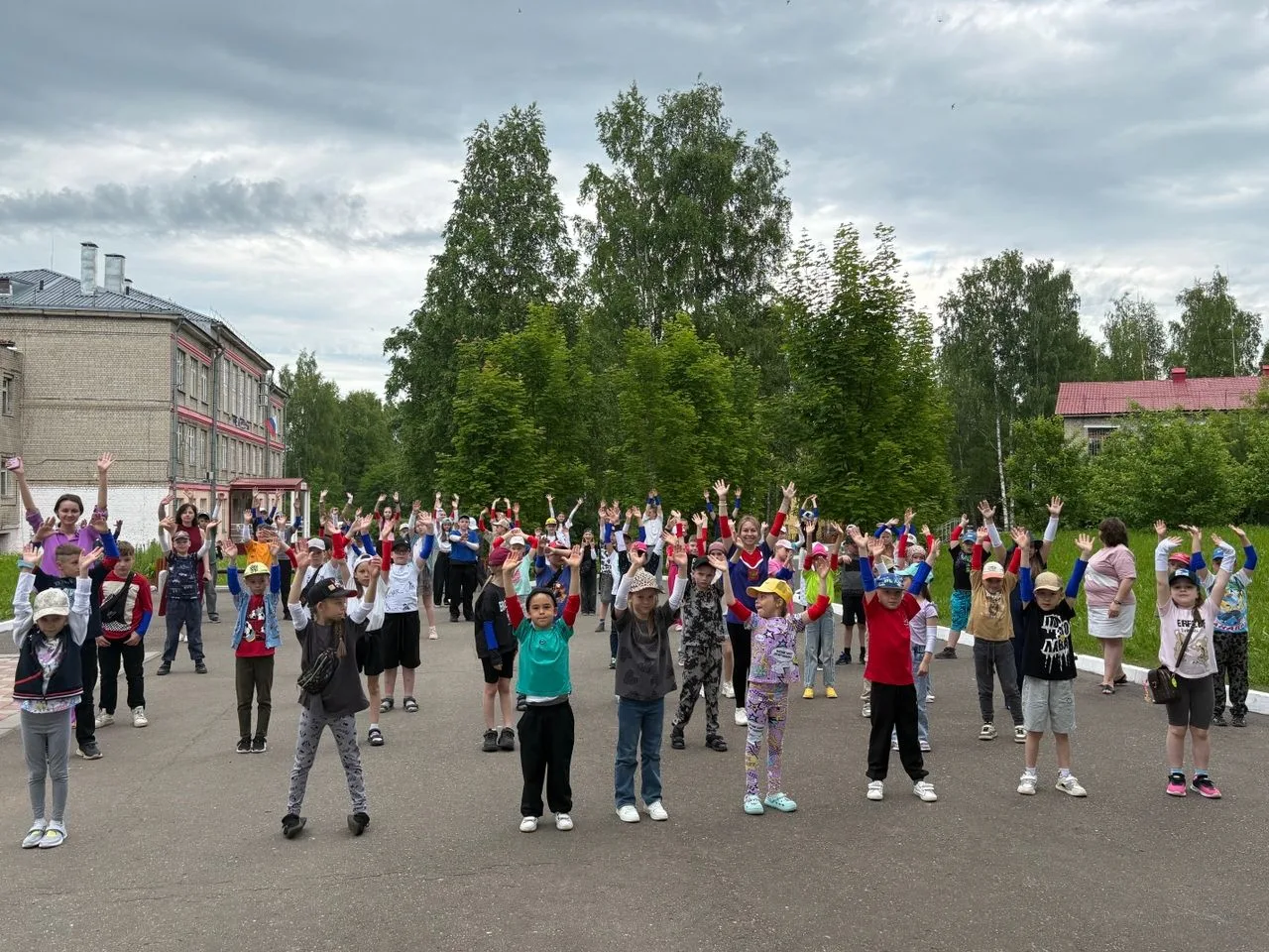 🇷🇺«Я, ТЫ, ОН, ОНА — МЫ ЕДИНАЯ СТРАНА»: флэшмоб ко Дню России от МКУ КФРН «Прогресс». В этих словах
