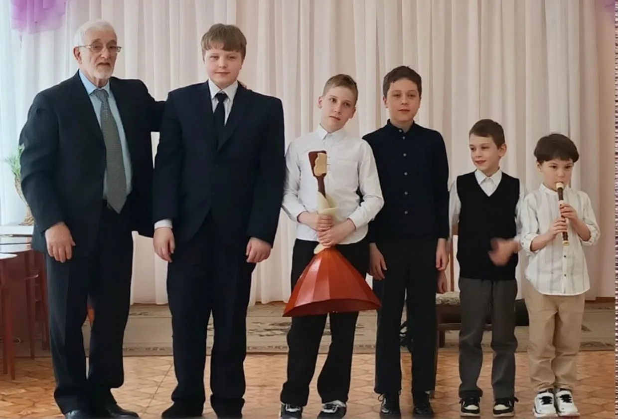 🎼 В гости к ребятам детского сада «Светлячок» с прекрасным мини-концертом пришли ученики и педагог д